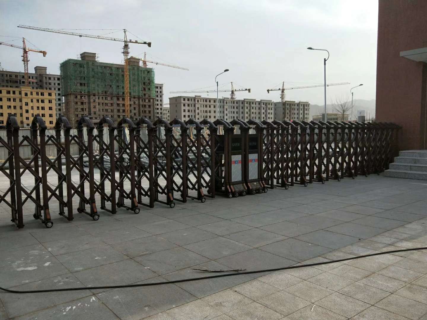 金昌第五中学对开伸缩门安装案例