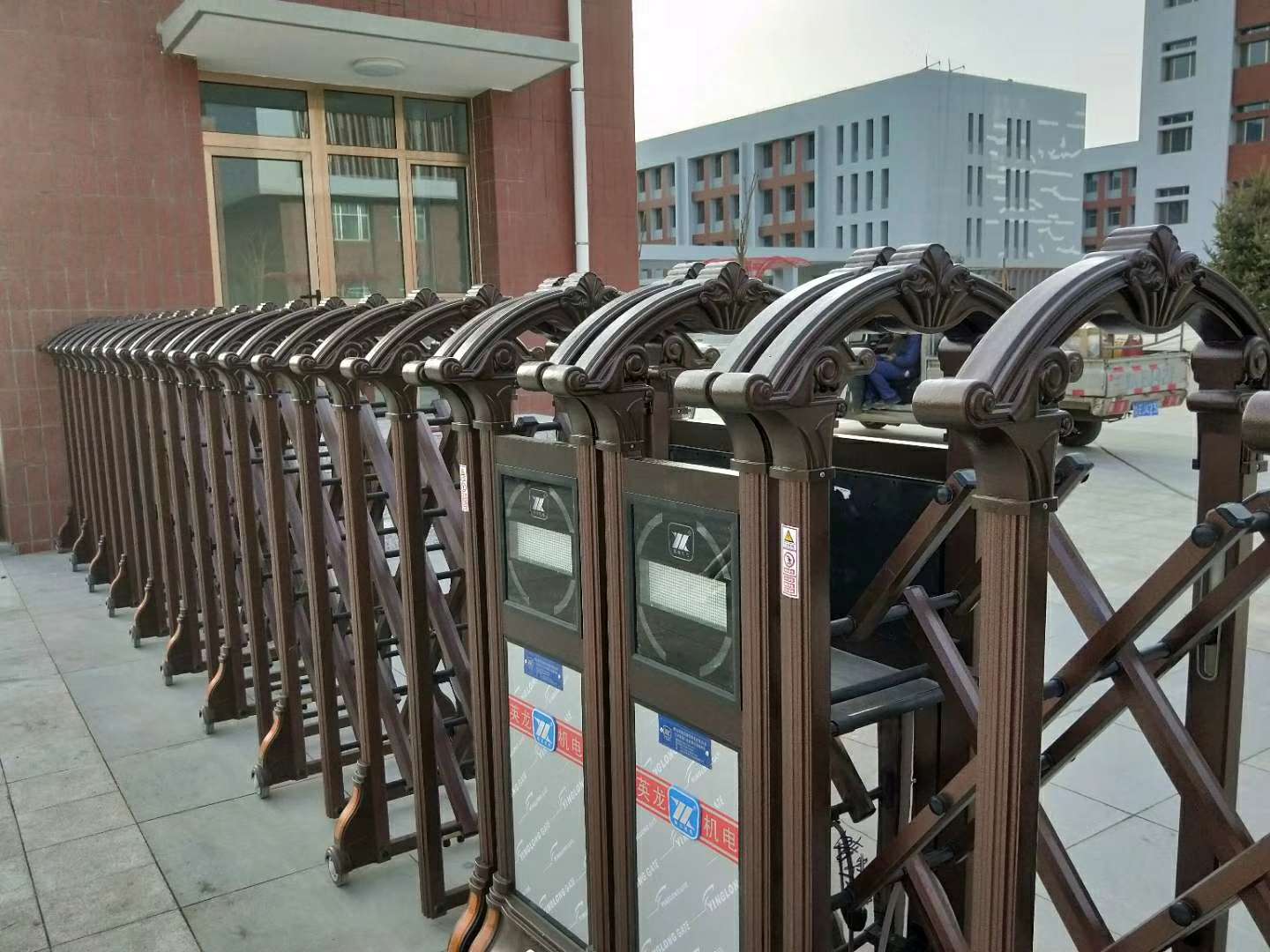 金昌第五中学对开伸缩门安装案例